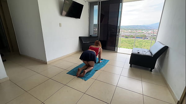 Ayudando con sus ejercicos de yoga a mi sexi latina hermanastra, la toco de mas y terminamos follando duro por su apretado y rico culo.