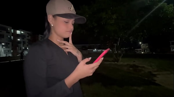 AYUDO A LINDA CHICA QUE ENCUENTRO EN EL PARQUE LA INVITO A MI CASA Y TERMINAMOS FOLLANDO RICO Y DURO PORNO CASERO