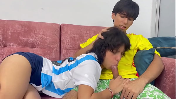 Ayudo a mi pequeña hermanastra con sus clases de aeróbicos y termino follandola bien rico.