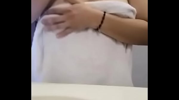 cámara oculta: se filtra vídeo casero de universitaria en el baño de tetas grandes.