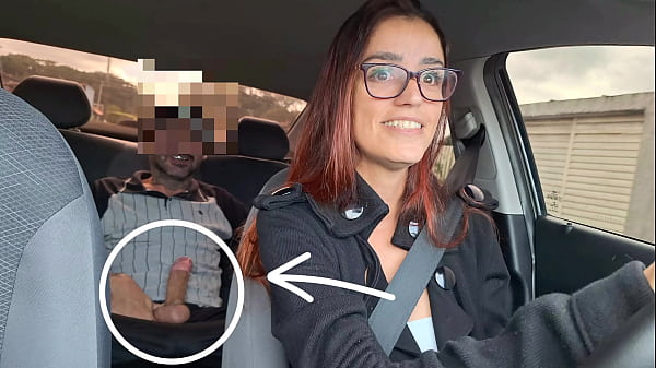 Casada e Motorista de aplicativo pega passageiro se masturbando por trás!
