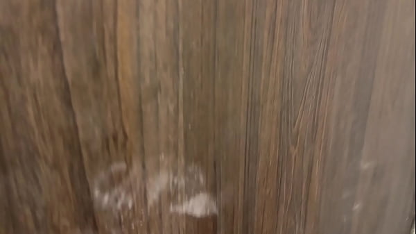 Cobro venganza con mi mejor amigo y me aprovecho que su hermanastra esta sola para entrar a escondidas y follarmela rico.