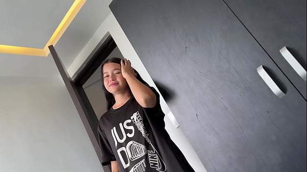 Cobro venganza con mi mejor amigo y me aprovecho que su hermanastra esta sola para entrar a escondidas y follarmela rico.