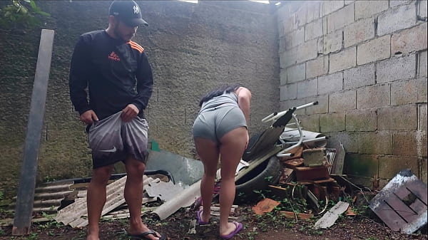 Comendo garota na festa, nos fundos do sítio