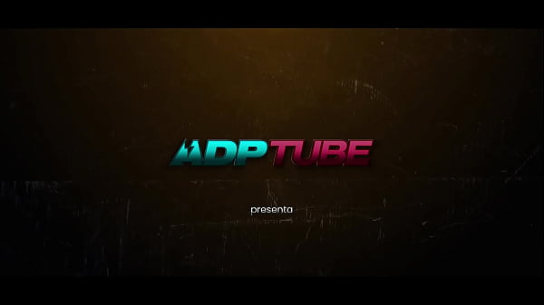 Dos morenazas y una pelirroja jugando con su dildo