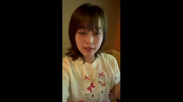 カラオケのマイクを握るとおちんちんを触ってるような感じしてオナニーしたくなる地味な女性大生のオナニー。