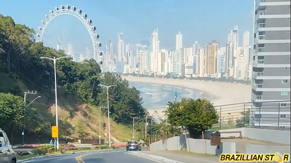 Ela completou 18 anos e chamou o amigo pra tirar a virgindade dela no meio do mato