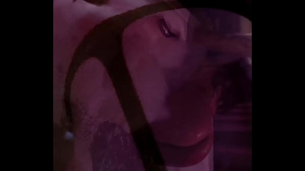 Ela ficou com vergonha de me chupar na cachoeira