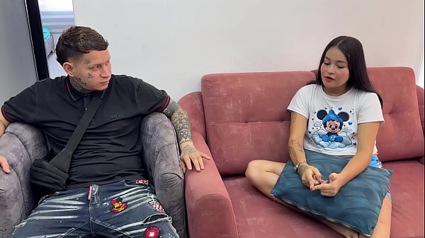 Fotografié a mi timida hermanastra empelota, eso me pone caliente y me la cojo duro.