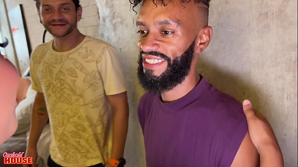 Garota infiel num menage a trois com homens mais velhos