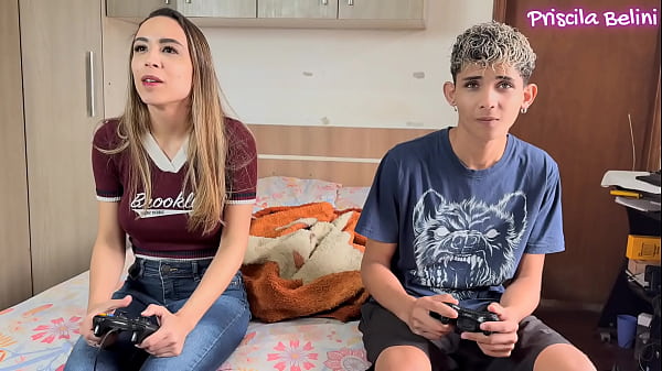 Gozei gostoso sentando no pau do meu meio irmão quando minha madrasta saiu