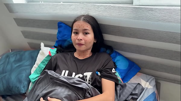 La puta de mi hermanastra se hace la enferma y busca el pretexto para que yo la folle y la cure con mi gran polla.