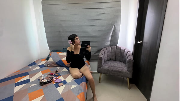 Le doy un delicioso masaje con aceite en las piernas a mi sexi culona hermanastra, me pongo cachondo y trermino metiendole mi rico y enorme pene por su apretado culo hasta llenarla toda de leche.