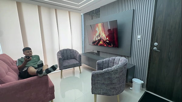 Le doy un rico y jugoso regalo a mi latina cachonda hermanastra por venir a visitar a nuestros padrastros, se lo come todo y me pide que so le meta por su rico y estrecho culo.