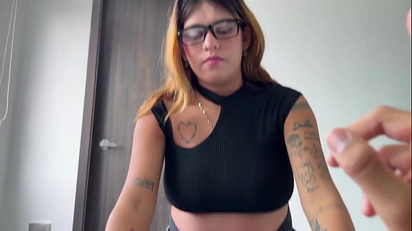 Linda terapeuta pervertida me hace un masaje hasta que me antoja para que la folle duro y me corra en sus grandes tetas.
