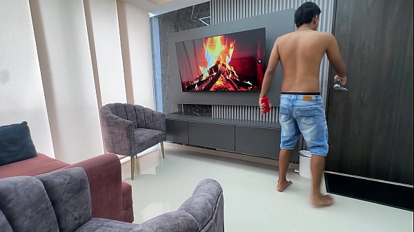 Llega cansada del trabajo mi sexi latina hermanastra, le ofrezco un delicioso masaje y aprovecho para mi mano por su rico y delicioso coño hasta meterle mi enorme y jugoso pene.