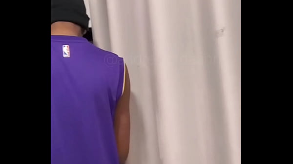 Loira fatal e negão implacável. Alerta de perigo e desejo no ar