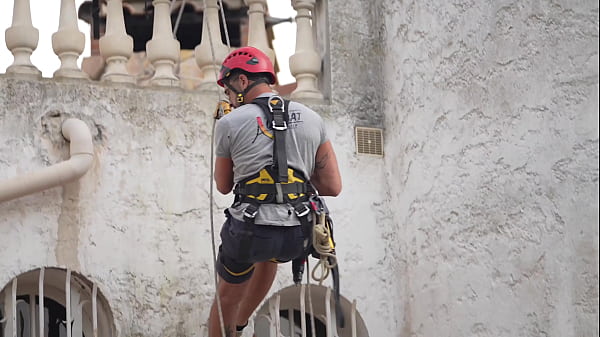 Maya se fait baiser pas ses ouvriers.