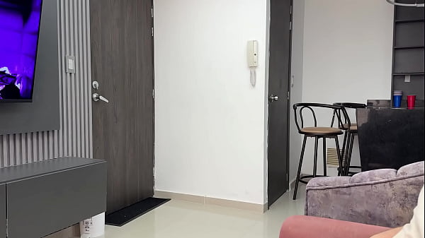 Me aprovecho que el cachon de mi amigo se va para follarme duro a su mujer y demostrarle que es una zorra