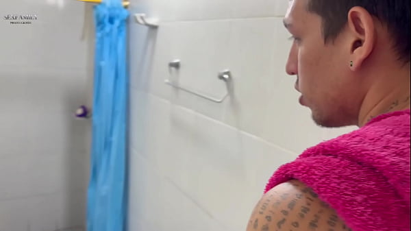 Me aprovecho que mi mejor amigo toma un leve descanso para entrar a la habitacion de su pequeña hermanastra y cogerla duro hasta venirme en su culo.