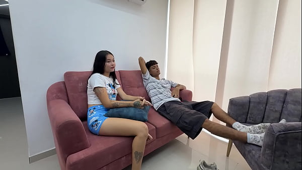 Me encuentro a la hermanastra de mi mejor amigo y se me antoja follarla muy duro hasta correrme rico.