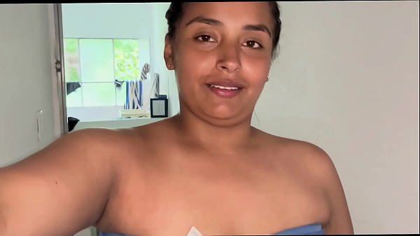 Me pilla masturbandome en la habitación y me ayuda! Gran culo montando la polla grande de Axel.