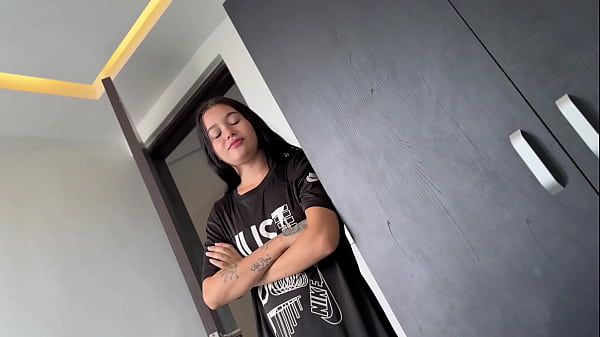 Mi compañero de escuela tiene una hermanastra muy puta y me pide que la coja muy rico hasta venirse a chorros.