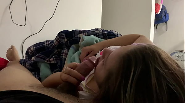 Mi hermanastra juega con mi verga mientras vemos una película en mi cuarto