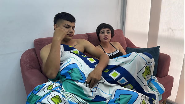 Mi india cachonda hermanstra se aburre de ver tv, asi que decido entretenerla con mi enorme y jugosa polla bajo las sabanas por su apretadito culo hasta luego tragarse toda mi rica leche