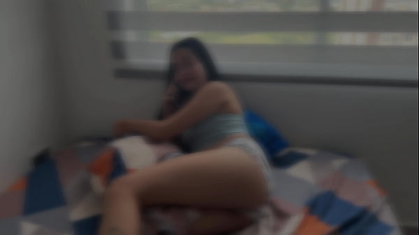 Mi pequeña hermanastra se toma fotos calientes para su amante y yo me la follo rico hasta hacerme venir en sus tetas