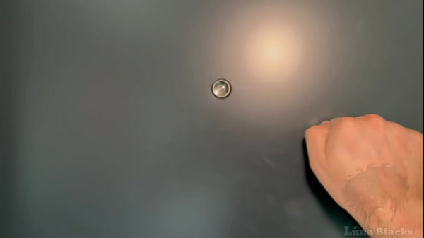 Mi vecino vino a pedirme azucar mientras estaba haciendome unas fotos hot…Acabamos cogiendo// LunaBlackx & Denis Marti