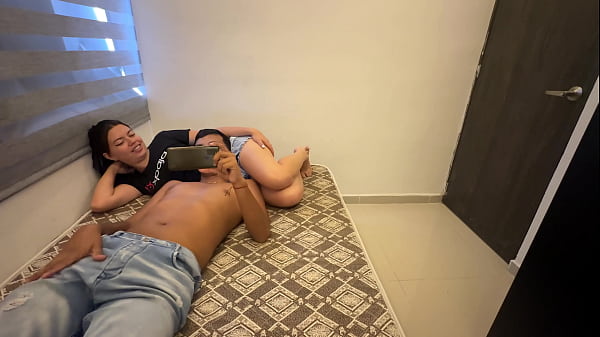 Mientras vemos pelis oimos a nuestros padrastros follar duro, nos ponemos calientes y terminamos cogiendo rico en nuestro cuarto.