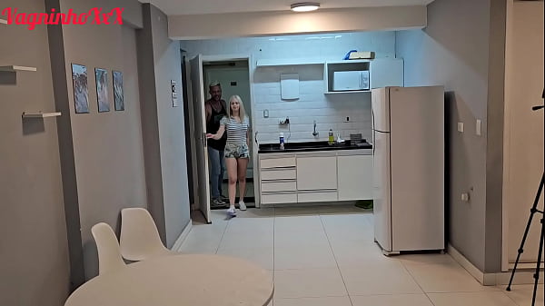 Minha enteada me convenceu a foder seu cuzinho e ainda me fez comer chantilly direto do seu cu para minha boca. Vagninho e Vivian Lola