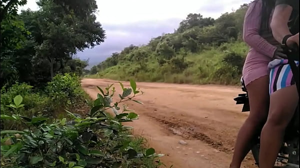 MOTOLADRONA ASALTA MIS PERTENENCIAS Y APROVECHA PARA TENER SEXO LESBICO AL AIRE LIBRE HASTA EL ORGASMO