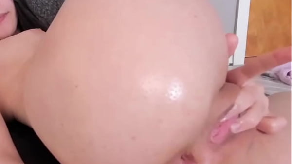 na cam mostrando a buceta e fodendo o cuzinho enquanto me masturbo