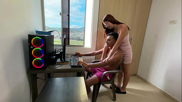 No le gusta que este jugando siempre en la computadora a mi latina hermanastra así que me deja jugar con mi rica polla en su apretado culo.