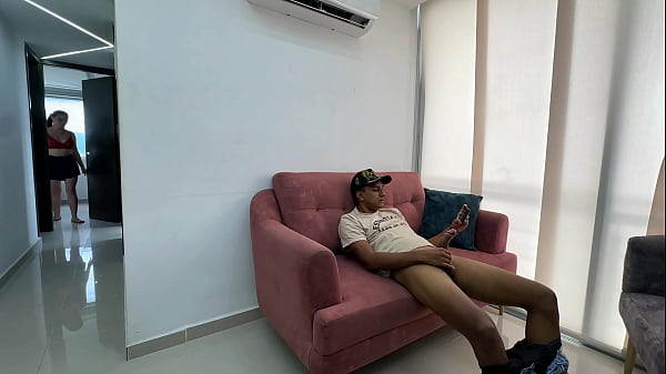 No sabia que estaba en casa mi latina pelirroja hermanastra, cuando me ve masturbarme se pone cachonda y me dice que le meta mi enorme y rica verga por su apretadito culo.