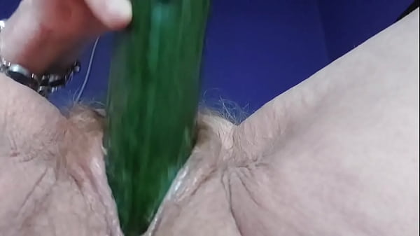 Oma neukt harige kut en kont met komkommer