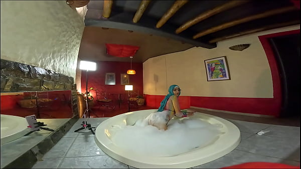 Pussy to Mouth in the Jacuzzi Mia Niqab