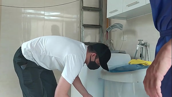 Recebi o técnico que veio consertar a máquina de lavar só de roupão de banho e deixei cair na frente dele,será que ele gostou?Assista e descubra