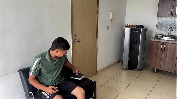 Recibo una excelente explicacion de mi sexi profesora de anatomía., me muestra las partes del cuerpo y luego me deja meterle mi rica polla por su apretado latino culo.