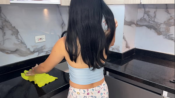 Repartidor recibe pago de linda latina una buena follada y corrida en su culo.