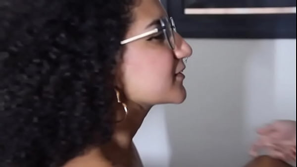 Teste do sofá com a fada realizando o primeiro vídeo lesbo da novinha