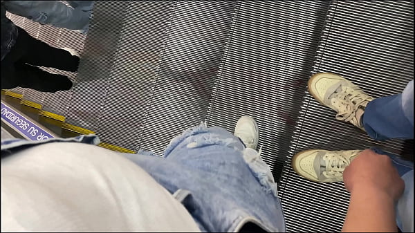 Venezolana Me Toca En Las Escaleras Del Centro Comercial!!!