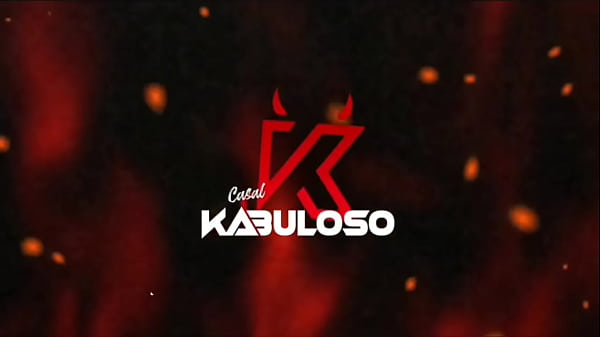 A putinha adora foder na sala.