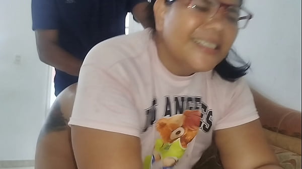 Ama de casa paga a un técnico con una buena mamada y una follada dura y rica mientras su marido trabaja