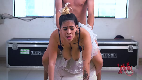 BAILARINA DE BALLET CON GRANDES TETAS FOLLADA POR SU COÑO MOJADO