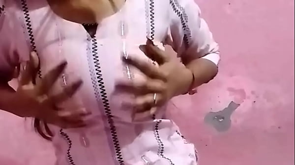 Bhabhi Ne apni pussy se jor jor se voice ke sath pani niakala