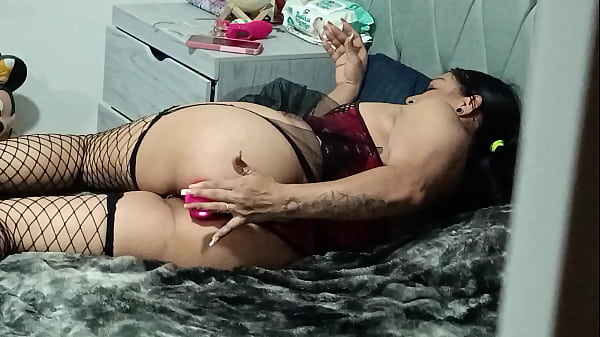 Cámara escondida – mi cuñada se masturba y me ofrece su culito hasta venirse