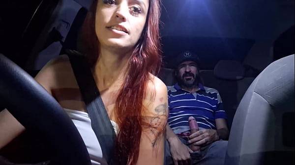 Casada e motorista de aplicativo pega passageiro se masturbando por trás!